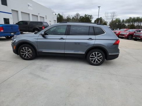 Used 2020 Volkswagen Tiguan SE w/ Panoramic Sunroof Package image 7