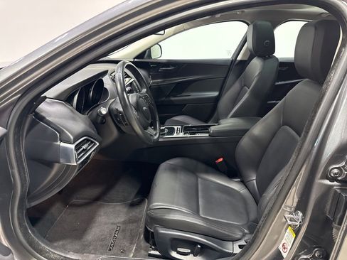 Used 2018 Jaguar XE Premium image 25