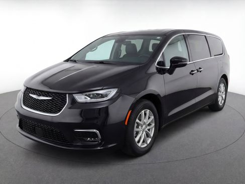 Used 2024 Chrysler Pacifica Touring-L image 3