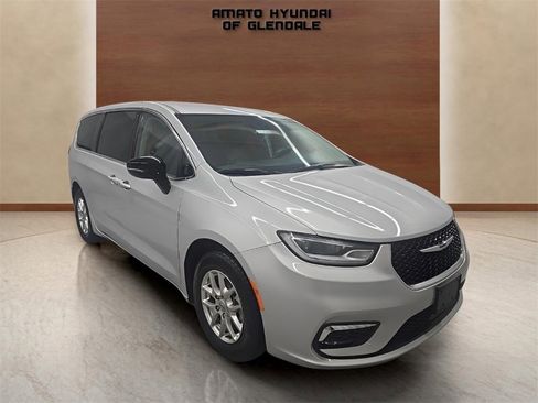 Used 2024 Chrysler Pacifica Touring-L image 8