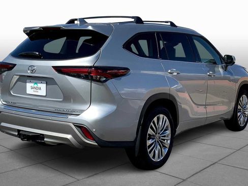 Used 2025 Toyota Highlander Platinum image 11