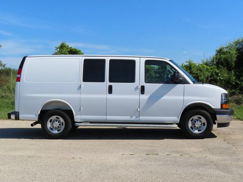 Used 2025 Chevrolet Express 2500 w/ Driver Convenience Package RWD image 2