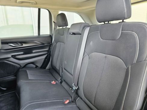 Used 2023 Jeep Grand Cherokee Laredo AWD/4WD image 28