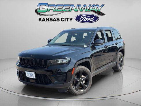 Used 2023 Jeep Grand Cherokee Altitude AWD/4WD image 3