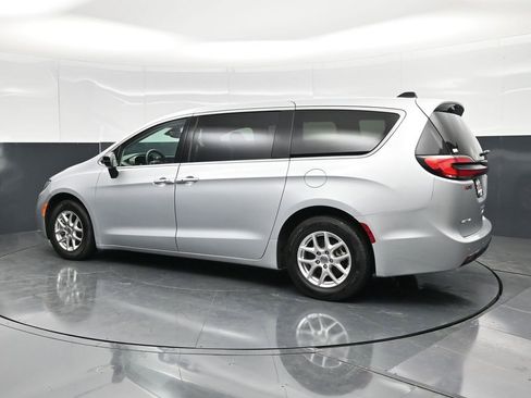 Used 2024 Chrysler Pacifica Touring-L FWD image 9