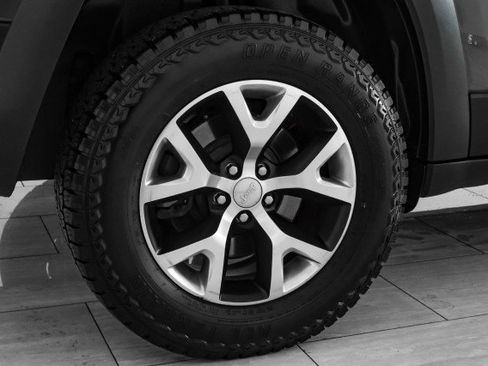 Used 2017 Jeep Cherokee Trailhawk w/ Cold Weather Group image 46