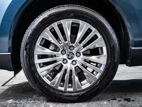 Used 2023 Toyota Venza Limited image 13