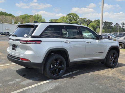 New 2025 Jeep Grand Cherokee Altitude RWD image 36