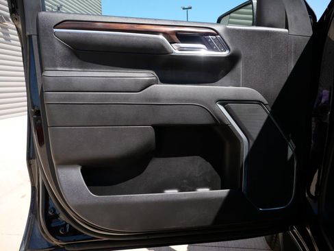 Used 2025 GMC Sierra 1500 SLT AWD/4WD image 39