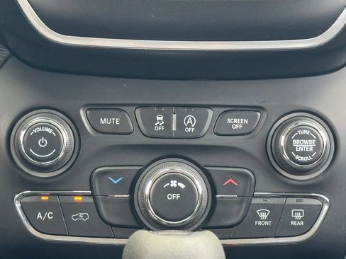 Used 2020 Jeep Cherokee Latitude FWD image 23