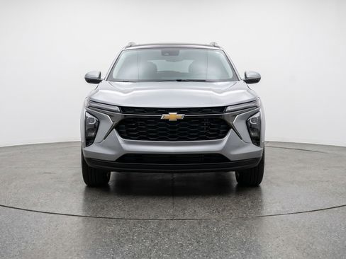 Used 2025 Chevrolet Blazer LT FWD image 2