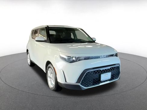 Used 2025 Kia Soul LX w/ LX Technology Package image 3