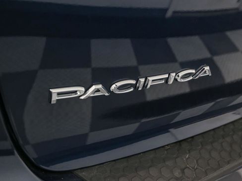 Used 2022 Chrysler Pacifica Touring-L image 10