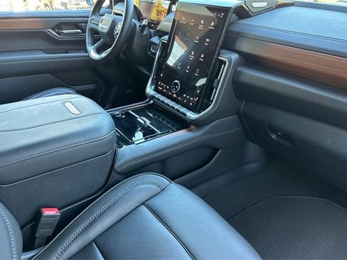 Used 2025 GMC Yukon Denali image 17