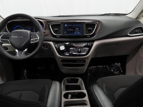 Used 2023 Chrysler Voyager LX image 22