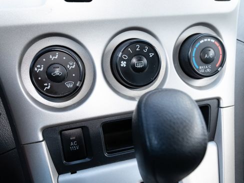 Used 2010 Pontiac Vibe w/ Preferred Package image 21