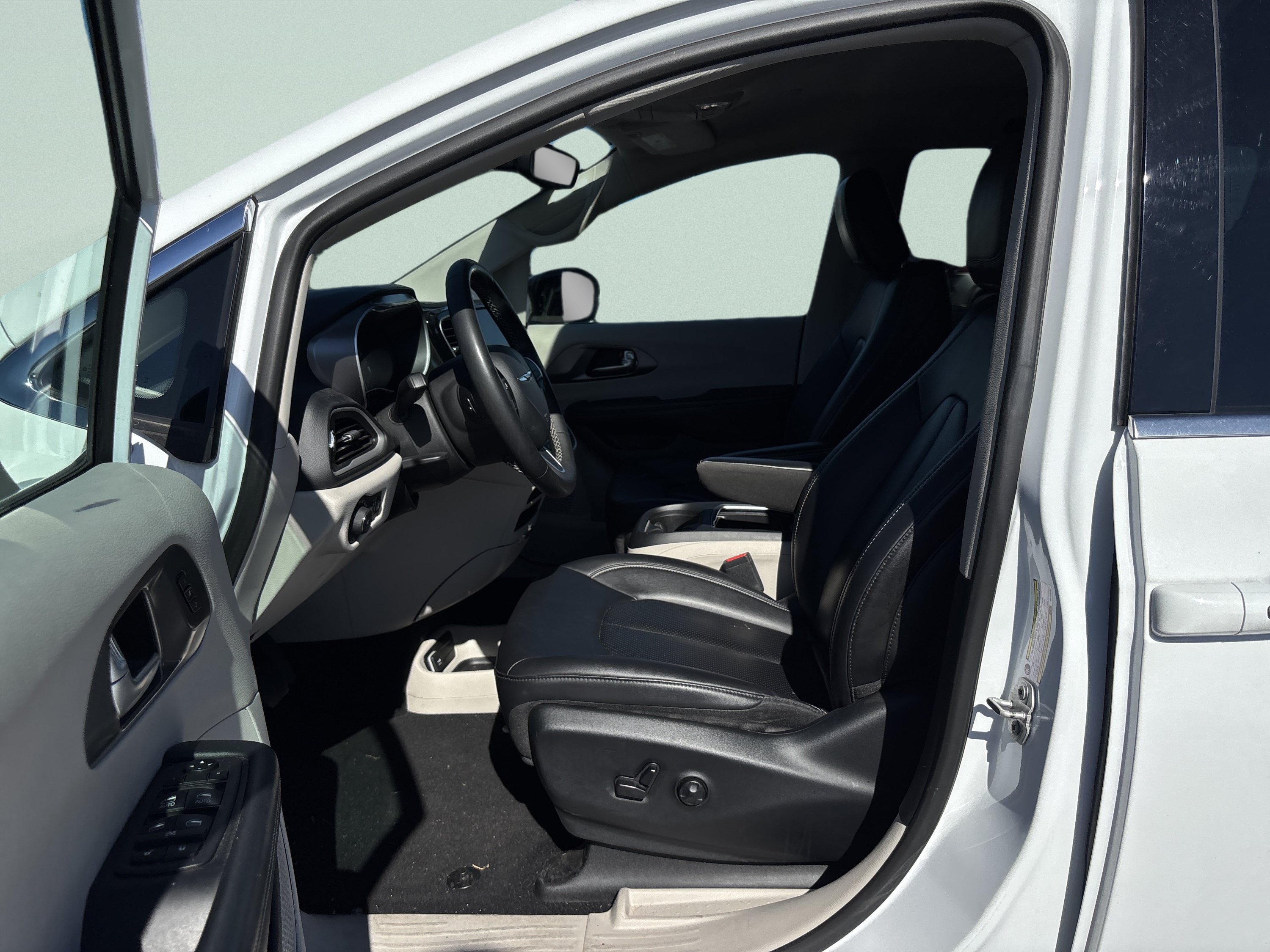 Used 2024 Chrysler Pacifica Touring-L FWD image 12
