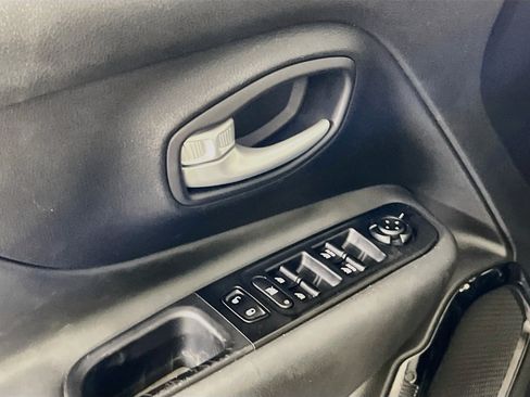 Used 2023 Jeep Renegade Altitude AWD/4WD image 17