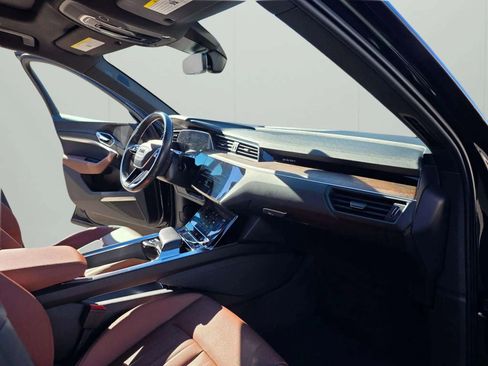 Used 2022 Audi e-tron Premium Plus w/ Premium Plus Package image 17