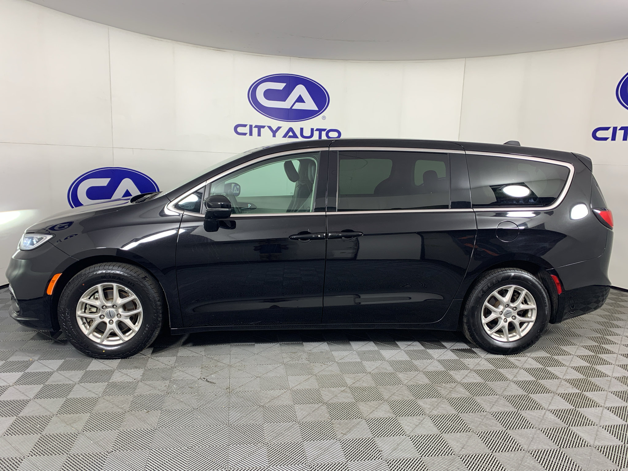Used 2024 Chrysler Pacifica Touring-L FWD image 6