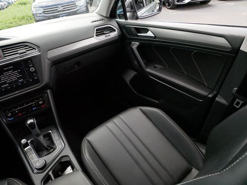 Certified 2023 Volkswagen Tiguan SE w/ Panoramic Sunroof Package AWD/4WD image 11