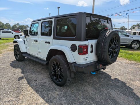 Used 2023 Jeep Wrangler Unlimited Sahara AWD/4WD image 6