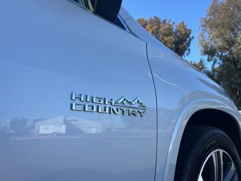 Used 2023 Chevrolet Traverse High Country AWD/4WD image 4