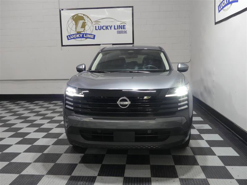 Used 2025 Nissan Kicks SV AWD/4WD image 2
