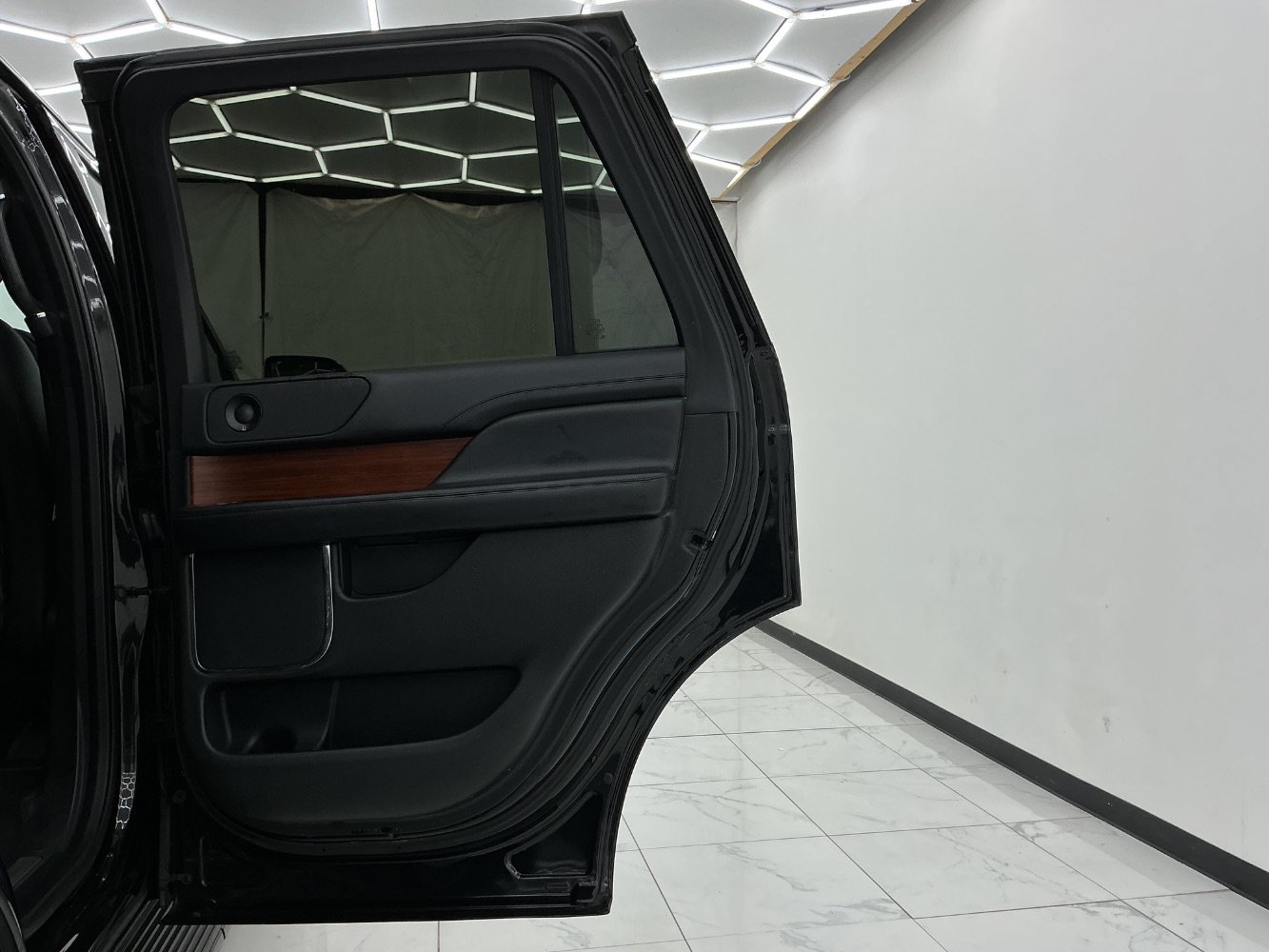Used 2018 Lincoln Navigator Premiere RWD image 25
