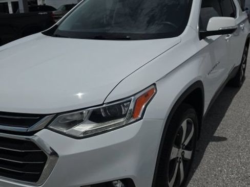 Used 2021 Chevrolet Traverse LT w/ LT Premium Package FWD image 1