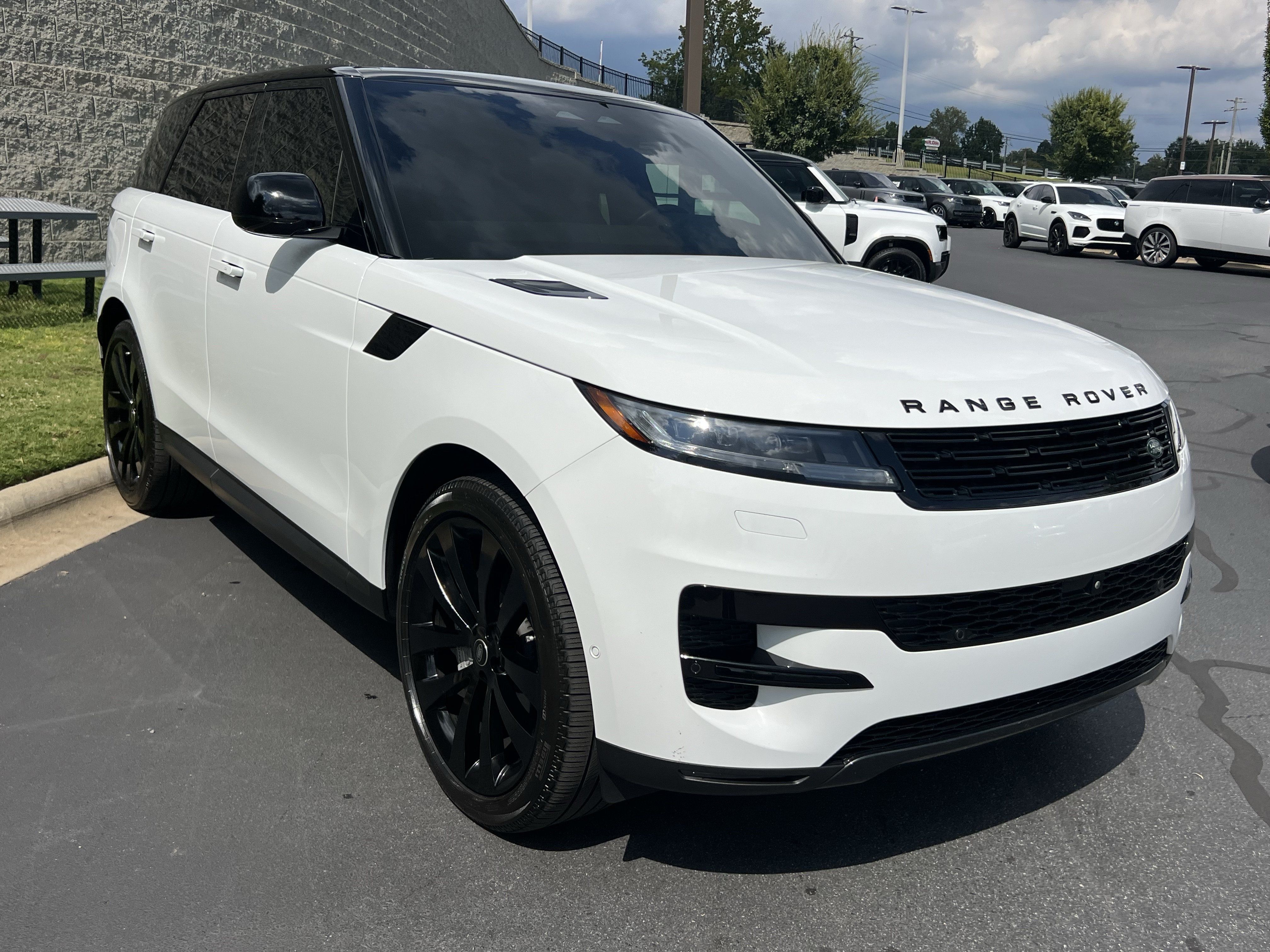 Used 2025 Land Rover Range Rover Sport SE AWD/4WD image 9