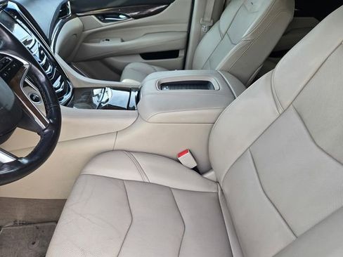 Used 2019 Cadillac Escalade ESV Luxury AWD/4WD image 13