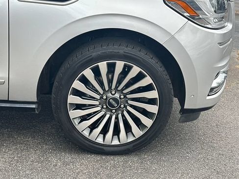 Used 2019 Lincoln Navigator Reserve AWD/4WD image 14