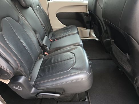 Used 2017 Chrysler Pacifica Touring-L w/ Tire & Wheel Group FWD image 24