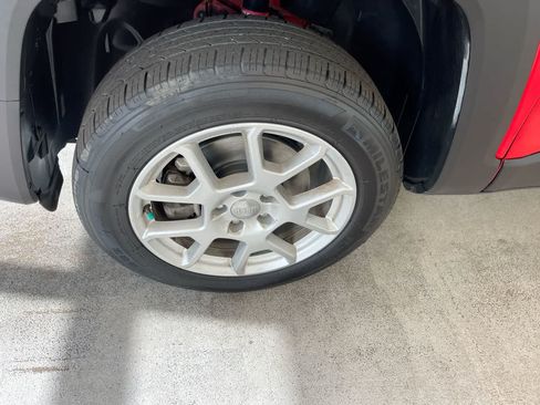 Used 2019 Jeep Renegade Latitude w/ Cold Weather Group AWD/4WD image 10