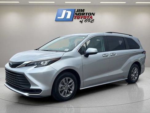 Used 2024 Toyota Sienna LE w/ LE Plus Package FWD image 1