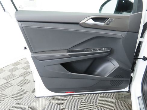 New 2026 Volkswagen Taos SE image 22