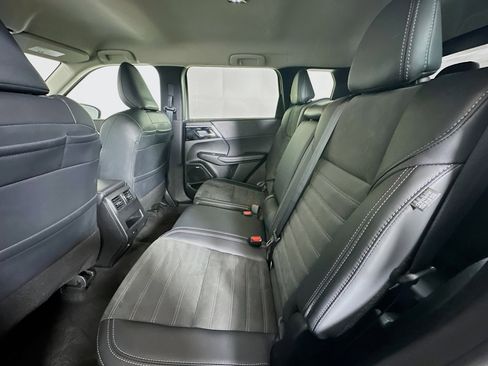 Used 2025 Mitsubishi Outlander SE image 28