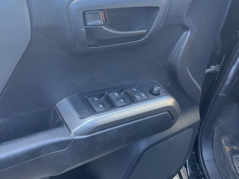 Used 2022 Toyota Tacoma SR5 w/ Technology Package image 15