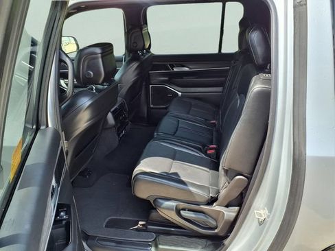 Used 2024 Jeep Wagoneer L Series II w/ Flexible Seating Group AWD/4WD image 11