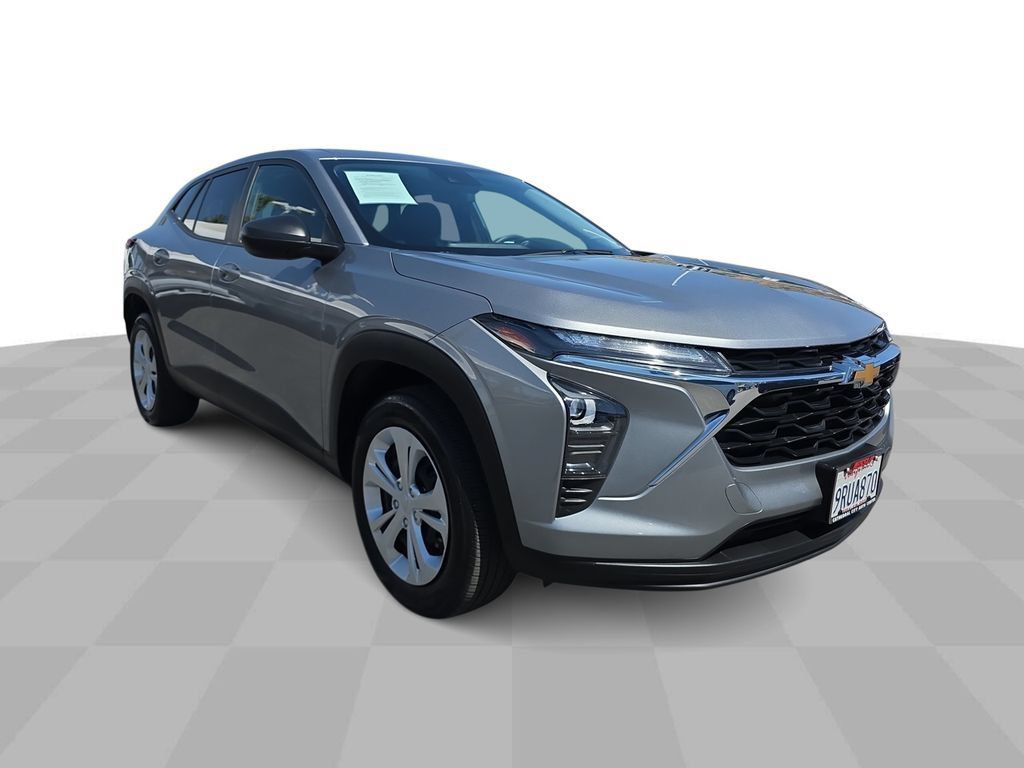 Used 2025 Chevrolet Trax LS FWD image 2