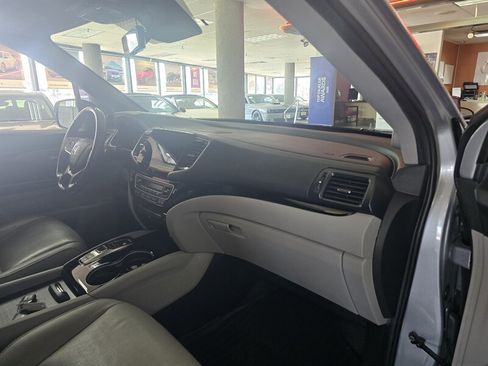 Used 2019 Honda Pilot Touring image 16