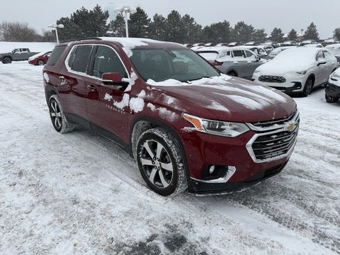 Used 2021 Chevrolet Traverse LT w/ LT Premium Package image 4