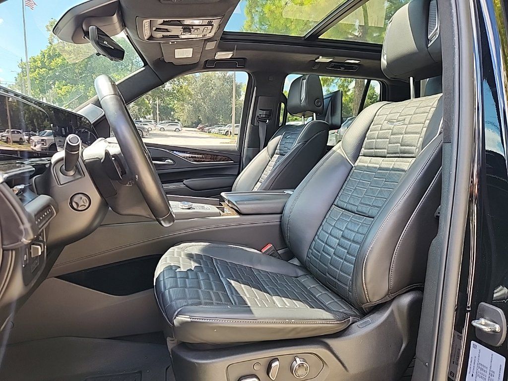 Used 2024 Cadillac Escalade Sport Platinum w/ LPO, ONYX Package AWD/4WD image 2
