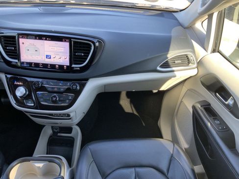 Used 2023 Chrysler Pacifica Touring-L image 62