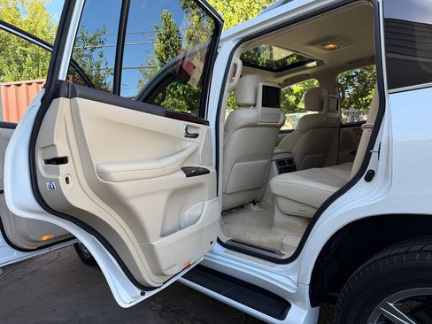 Used 2013 Lexus LX 570 4WD w/ Luxury Pkg image 95
