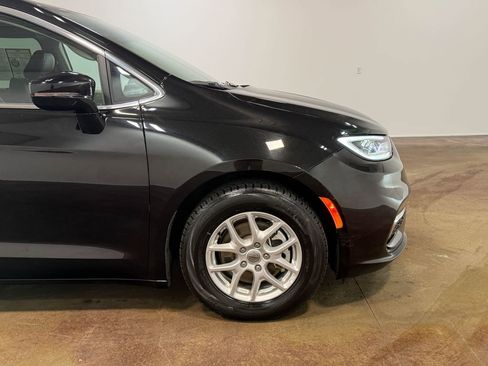 Used 2024 Chrysler Pacifica Touring-L image 30