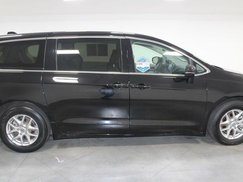 Used 2024 Chrysler Pacifica Touring-L image 11