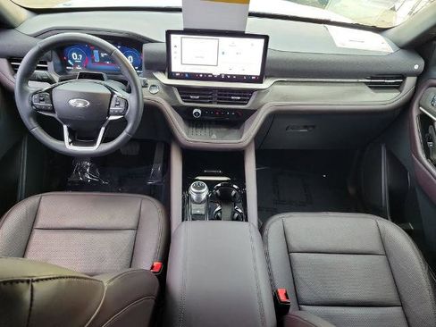 Certified 2025 Ford Explorer Platinum w/ Ultimate Package image 18