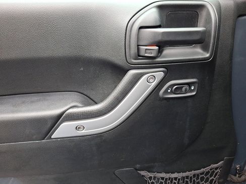 Used 2018 Jeep Wrangler Unlimited Sahara w/ Connectivity Group image 12